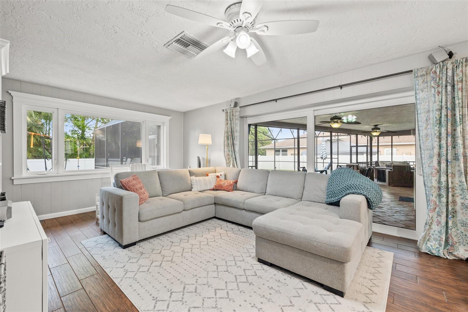1433 74TH CIR NE, ST PETERSBURG, FL, 33702