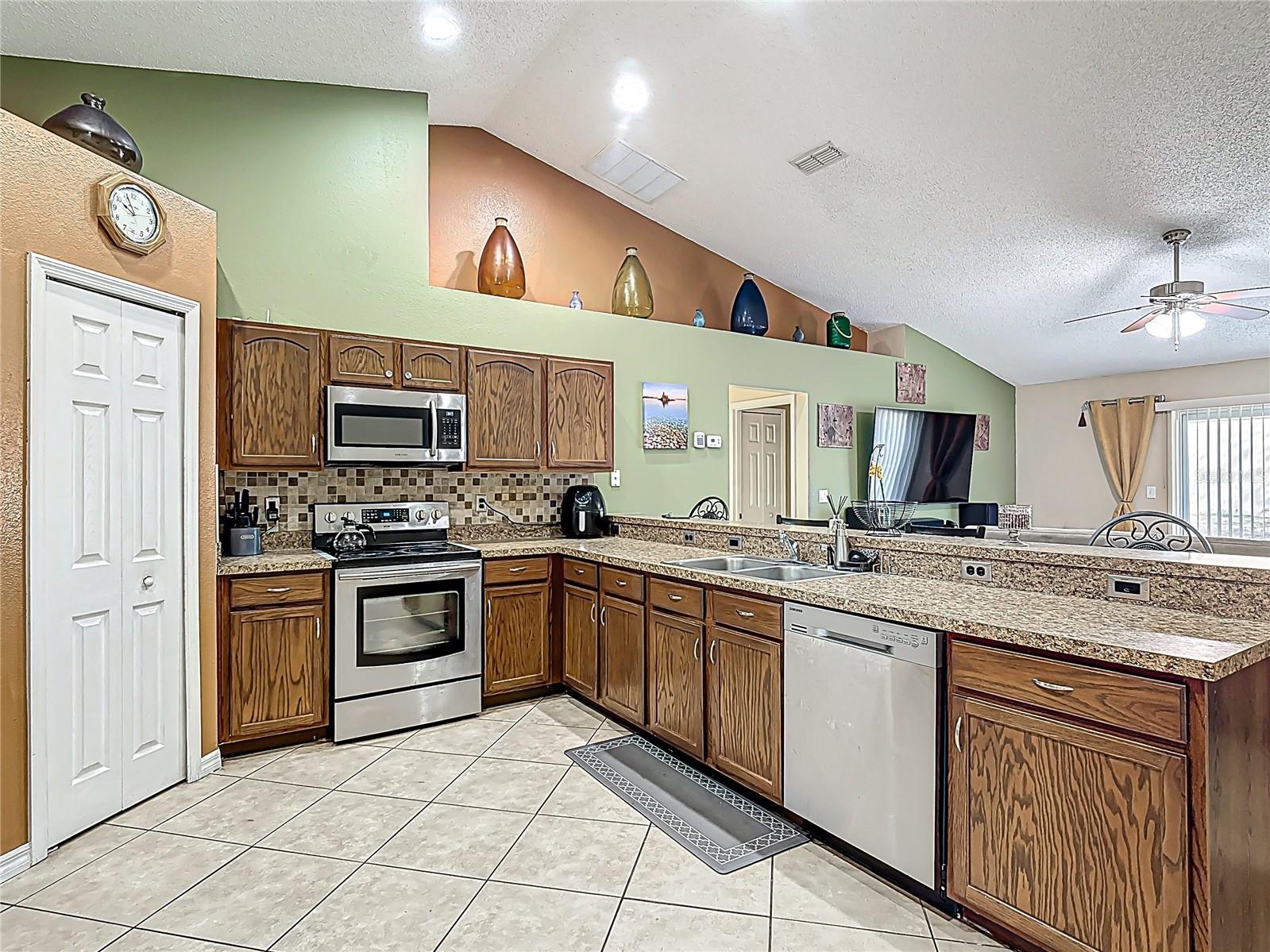 556 HUMMINGBIRD CT, KISSIMMEE, FL, 34759