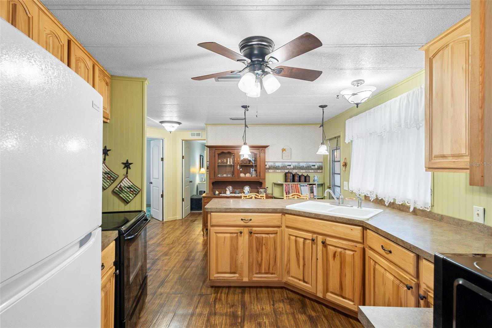 V4941713 Property Photo