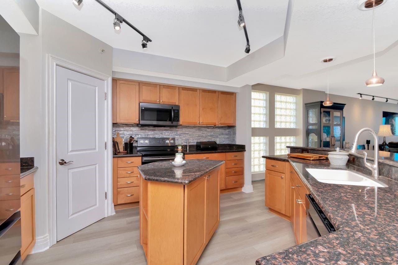 1350 GULF BLVD #301, CLEARWATER BEACH, FL, 33767