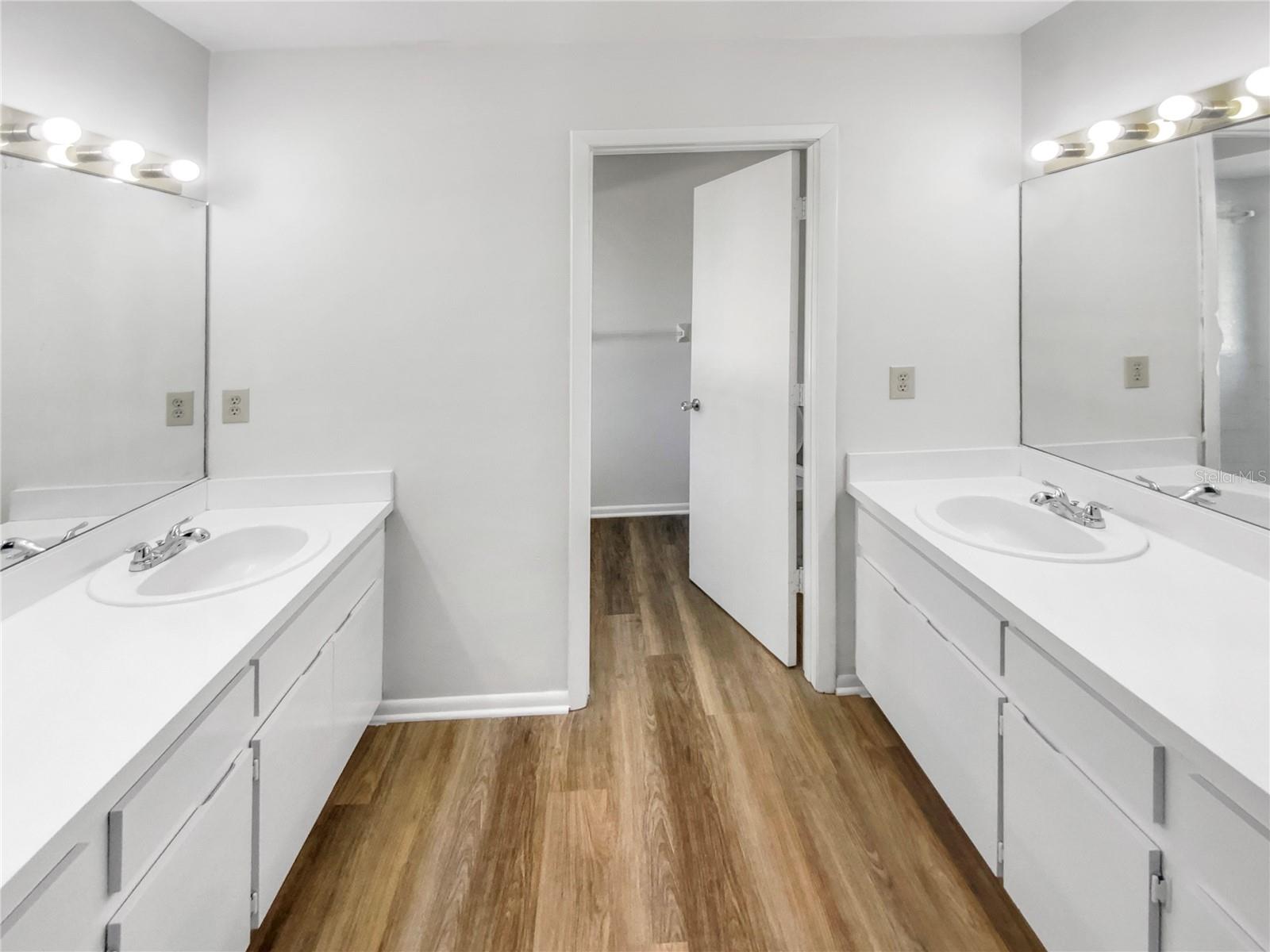 2405 BURLWOOD DR, LUTZ, FL, 33549