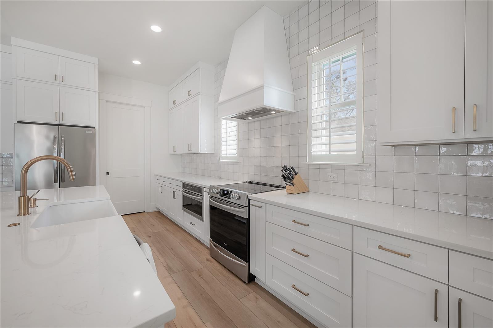 1550 48TH AVE N, ST PETERSBURG, FL, 33703