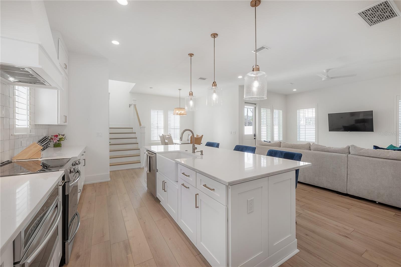 1550 48TH AVE N, ST PETERSBURG, FL, 33703