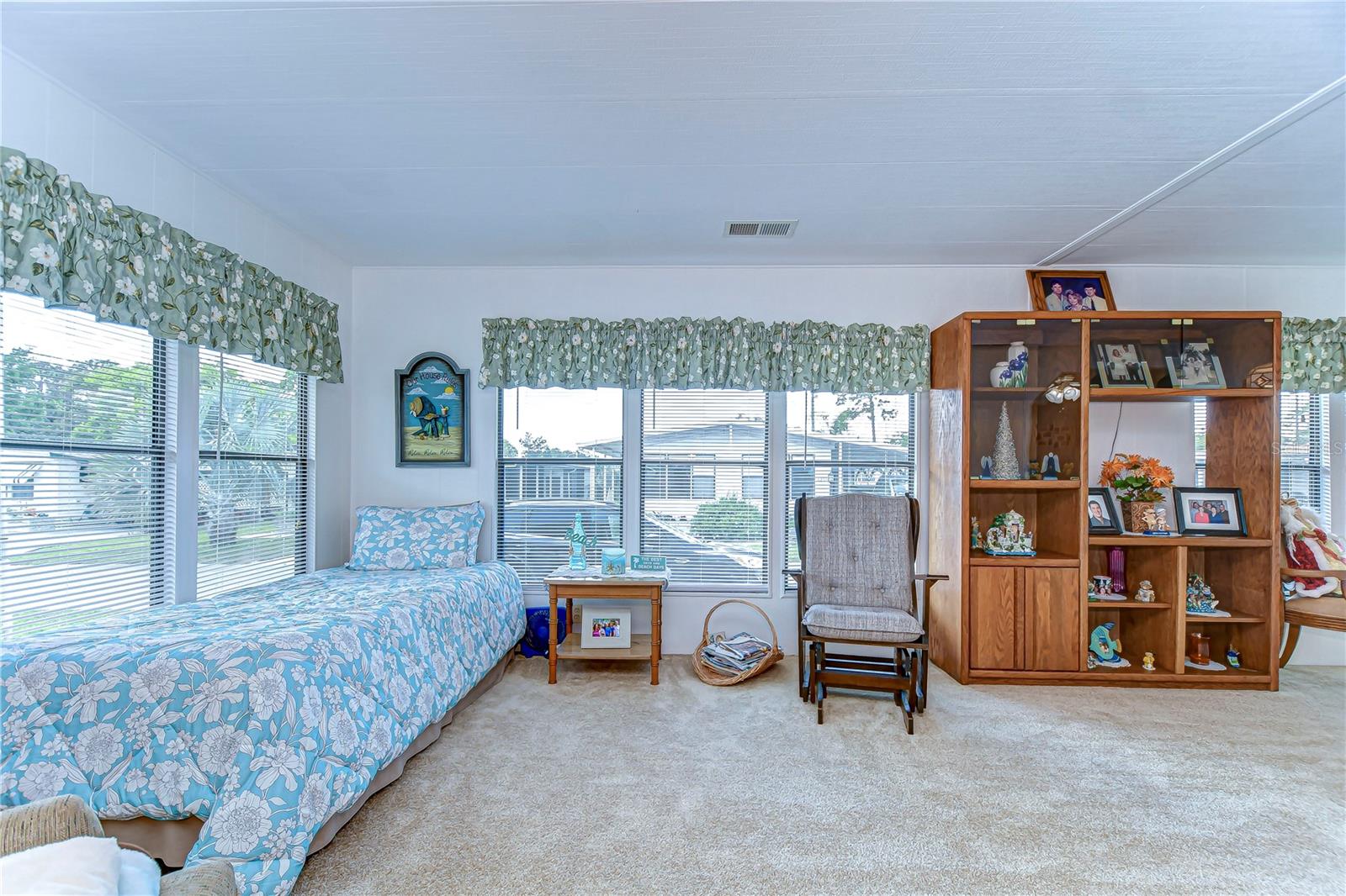6252 FRIENDSHIP LN, ZEPHYRHILLS, FL, 33542