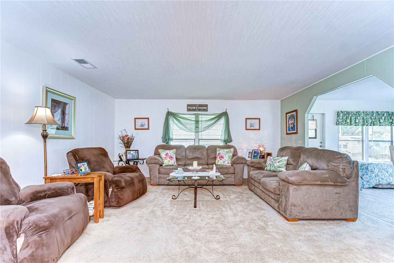 6252 FRIENDSHIP LN, ZEPHYRHILLS, FL, 33542