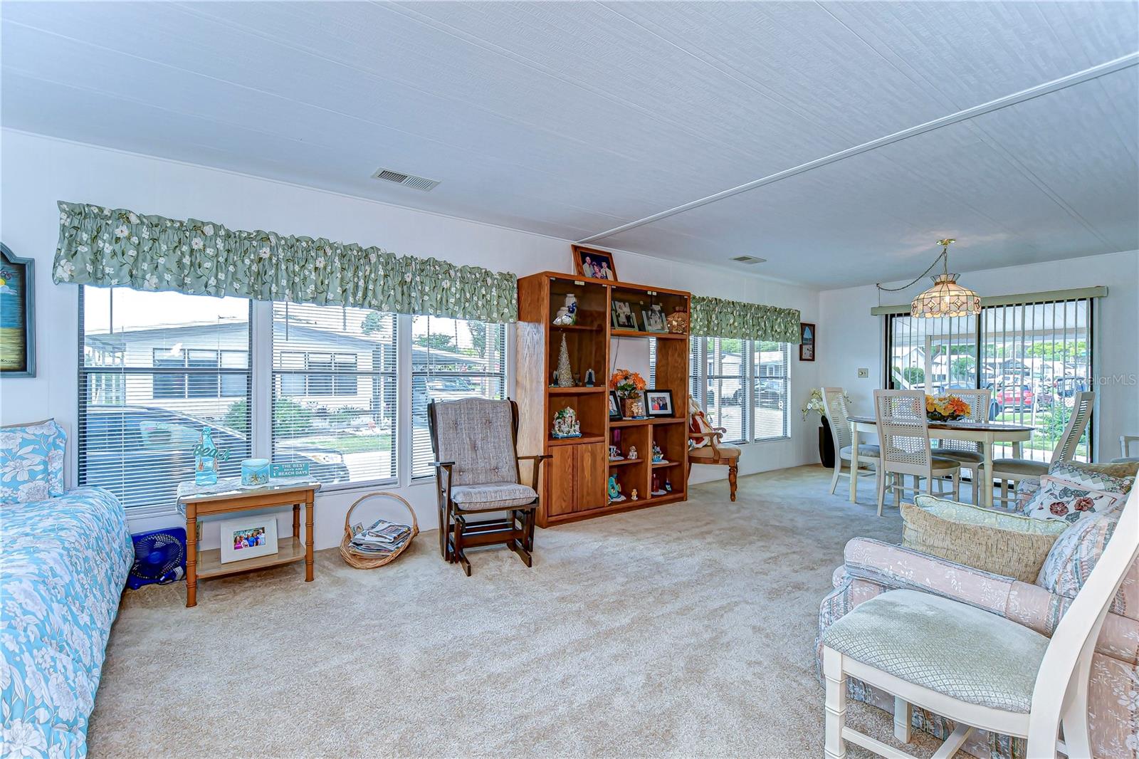 6252 FRIENDSHIP LN, ZEPHYRHILLS, FL, 33542