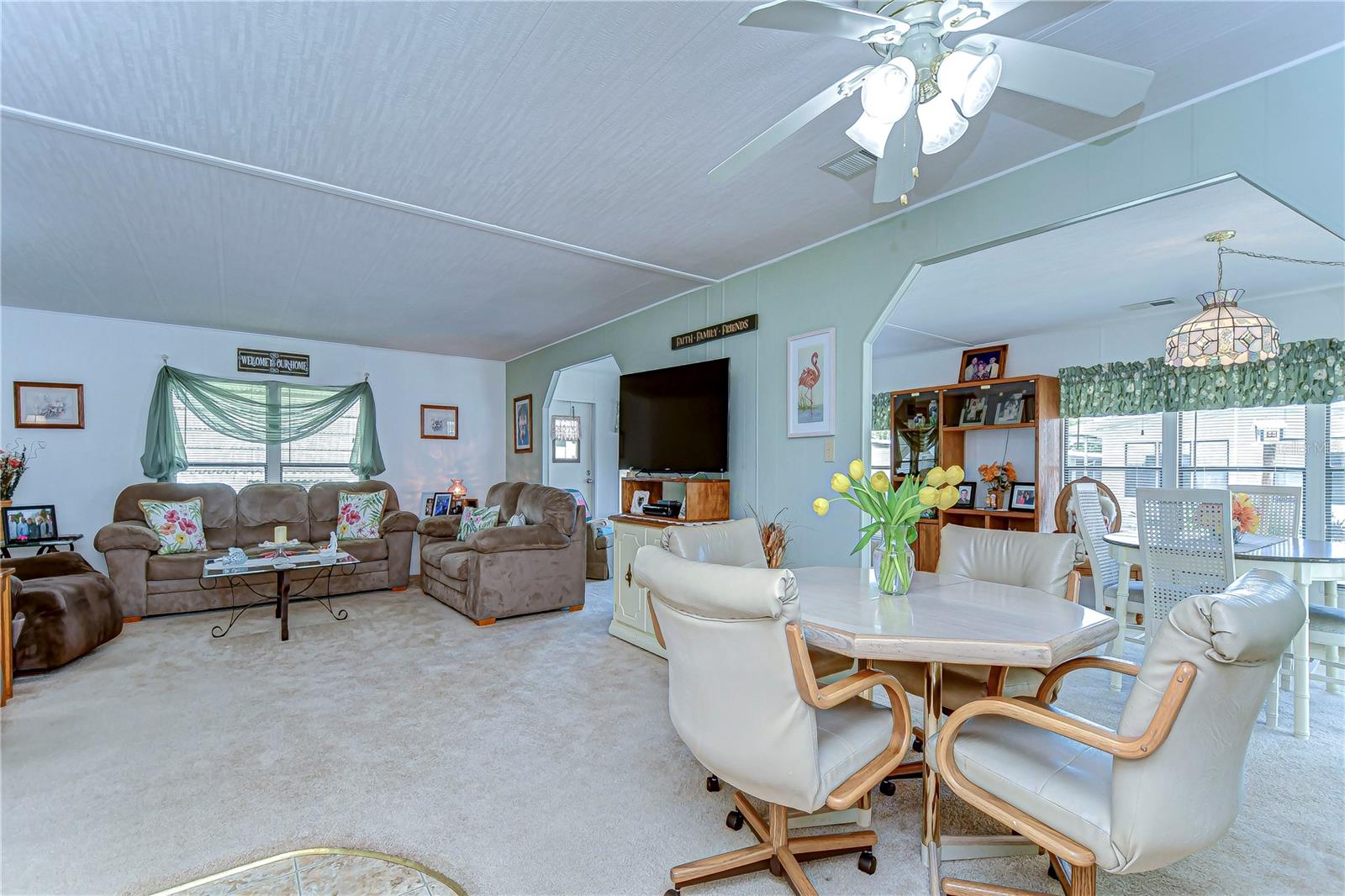 6252 FRIENDSHIP LN, ZEPHYRHILLS, FL, 33542