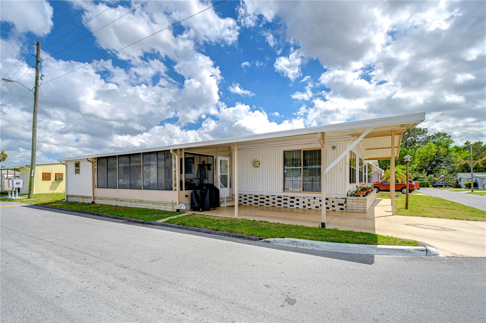 6252 FRIENDSHIP LN, ZEPHYRHILLS, FL, 33542