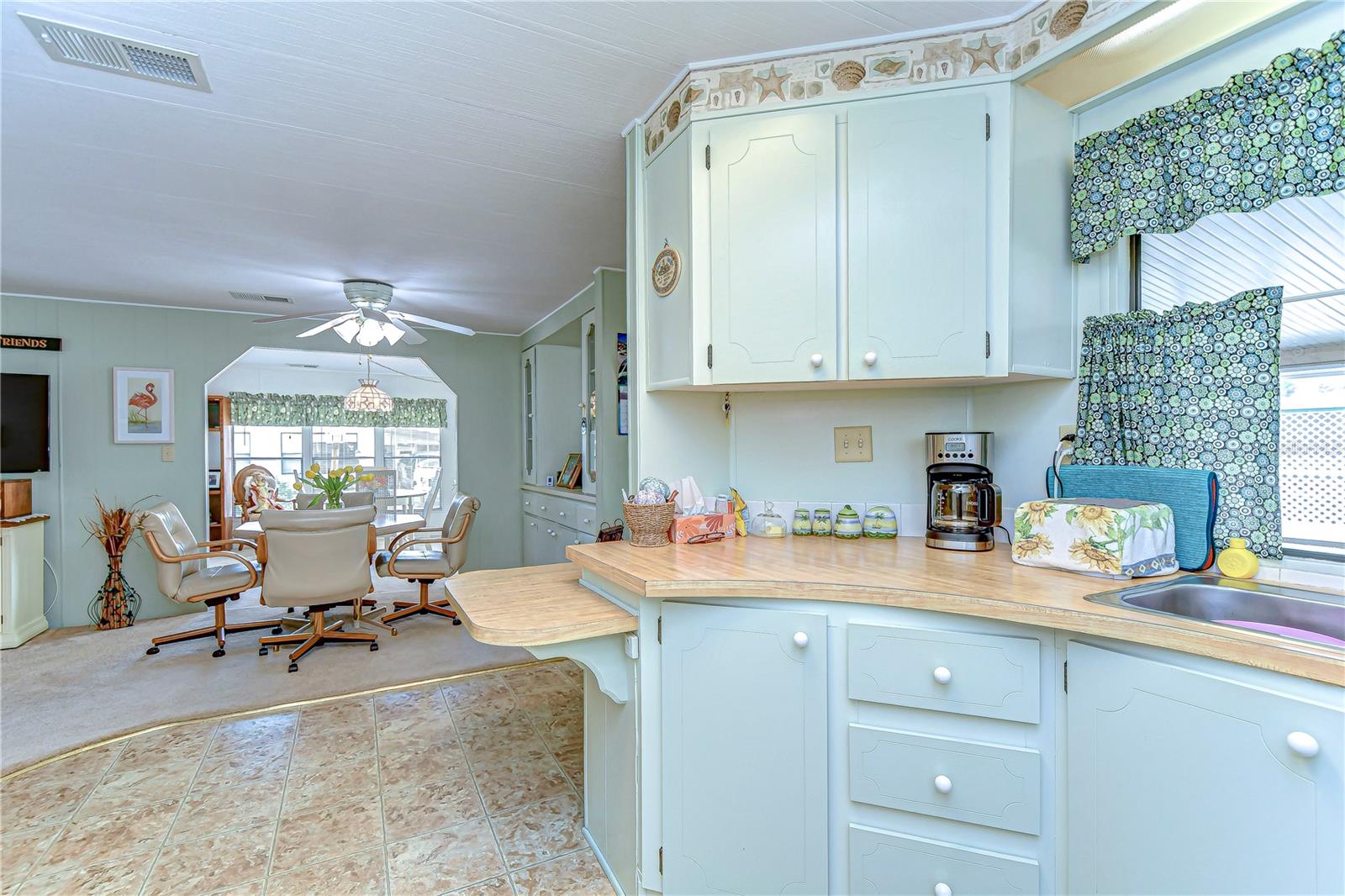 6252 FRIENDSHIP LN, ZEPHYRHILLS, FL, 33542