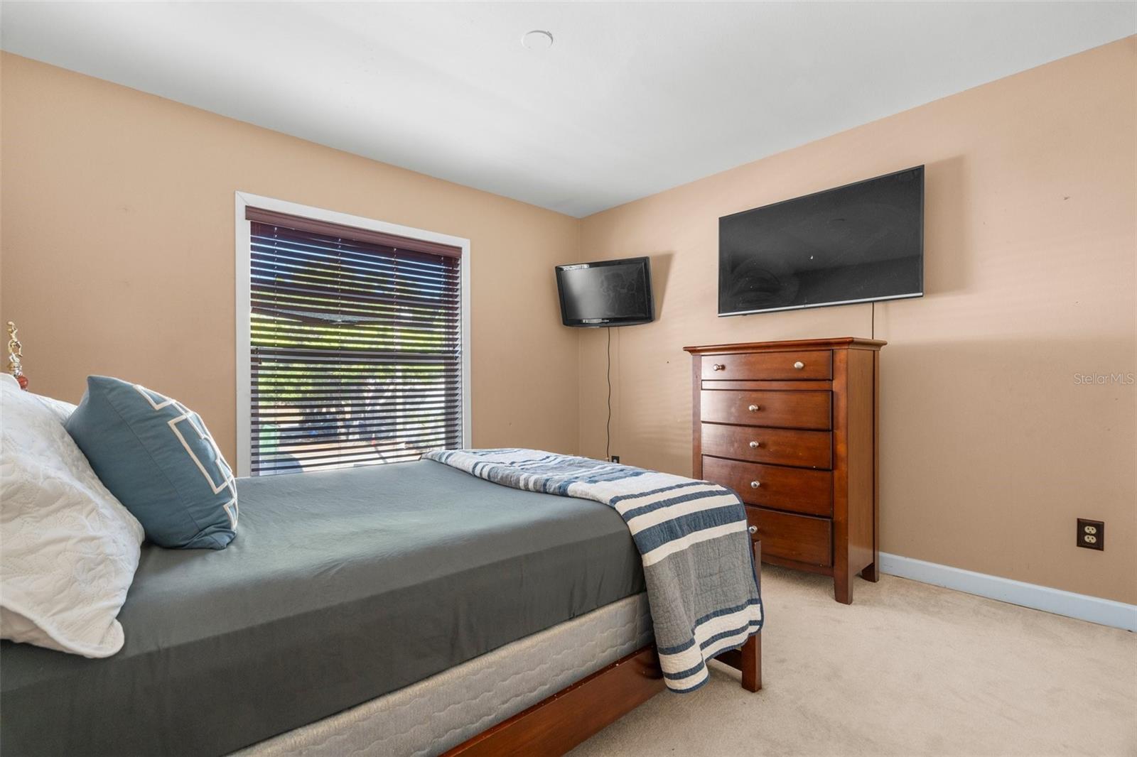 2975 W KNIGHTS AVE, TAMPA, FL, 33611