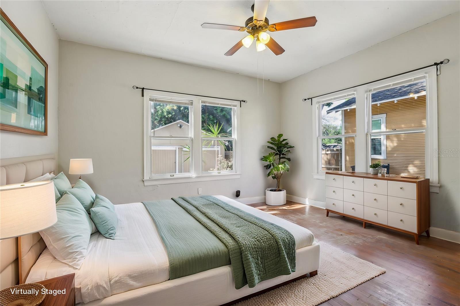 933 E SHADOWLAWN AVE, TAMPA, FL, 33603