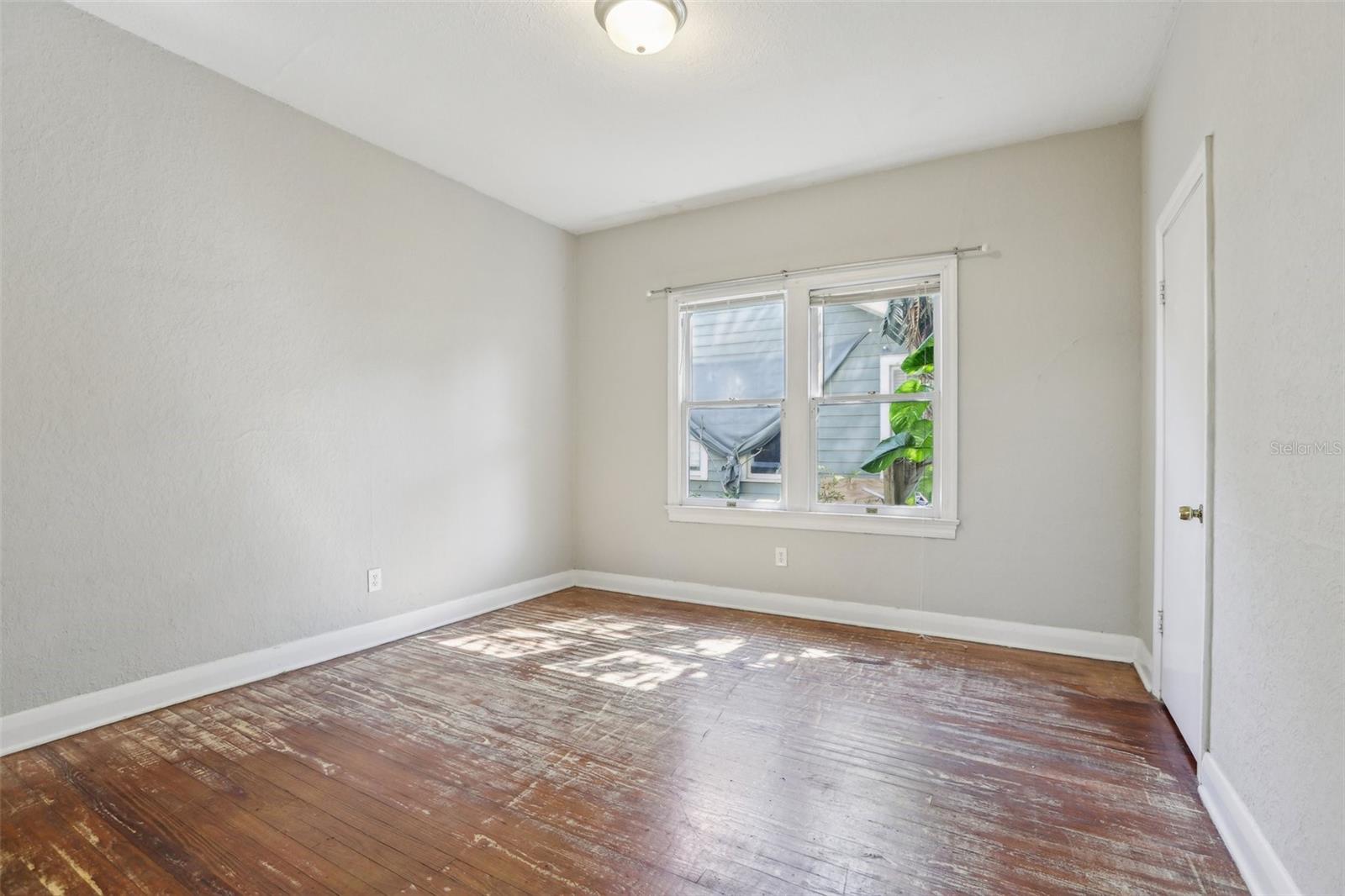 933 E SHADOWLAWN AVE, TAMPA, FL, 33603