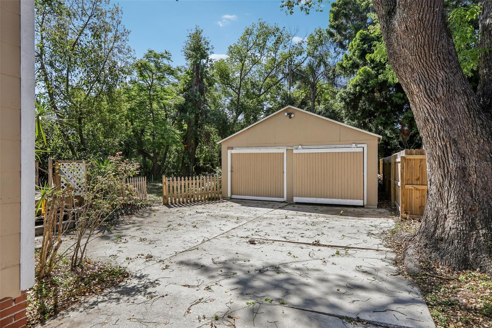 933 E SHADOWLAWN AVE, TAMPA, FL, 33603