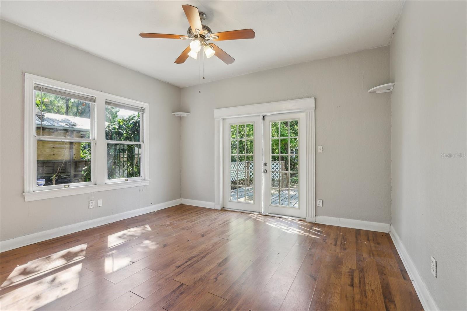 933 E SHADOWLAWN AVE, TAMPA, FL, 33603