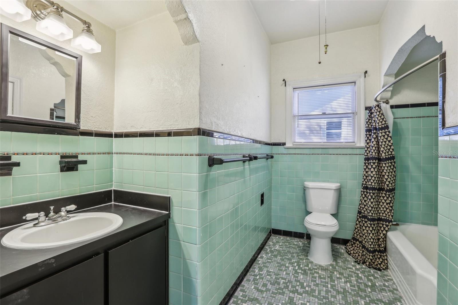 933 E SHADOWLAWN AVE, TAMPA, FL, 33603