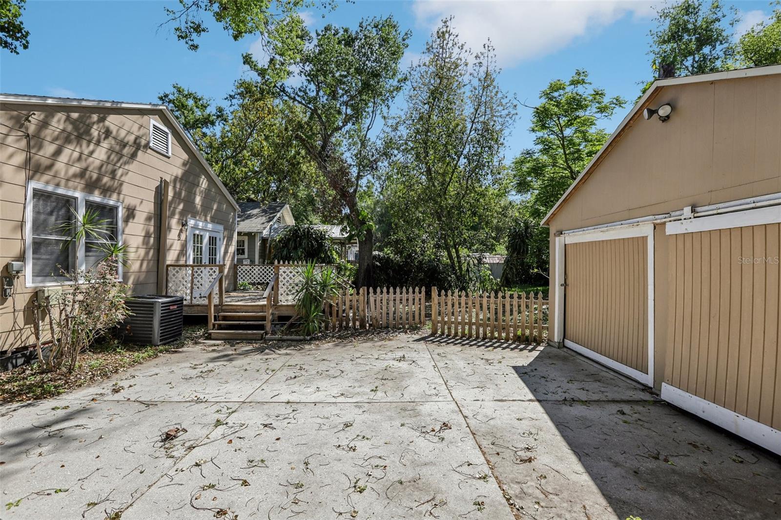 933 E SHADOWLAWN AVE, TAMPA, FL, 33603