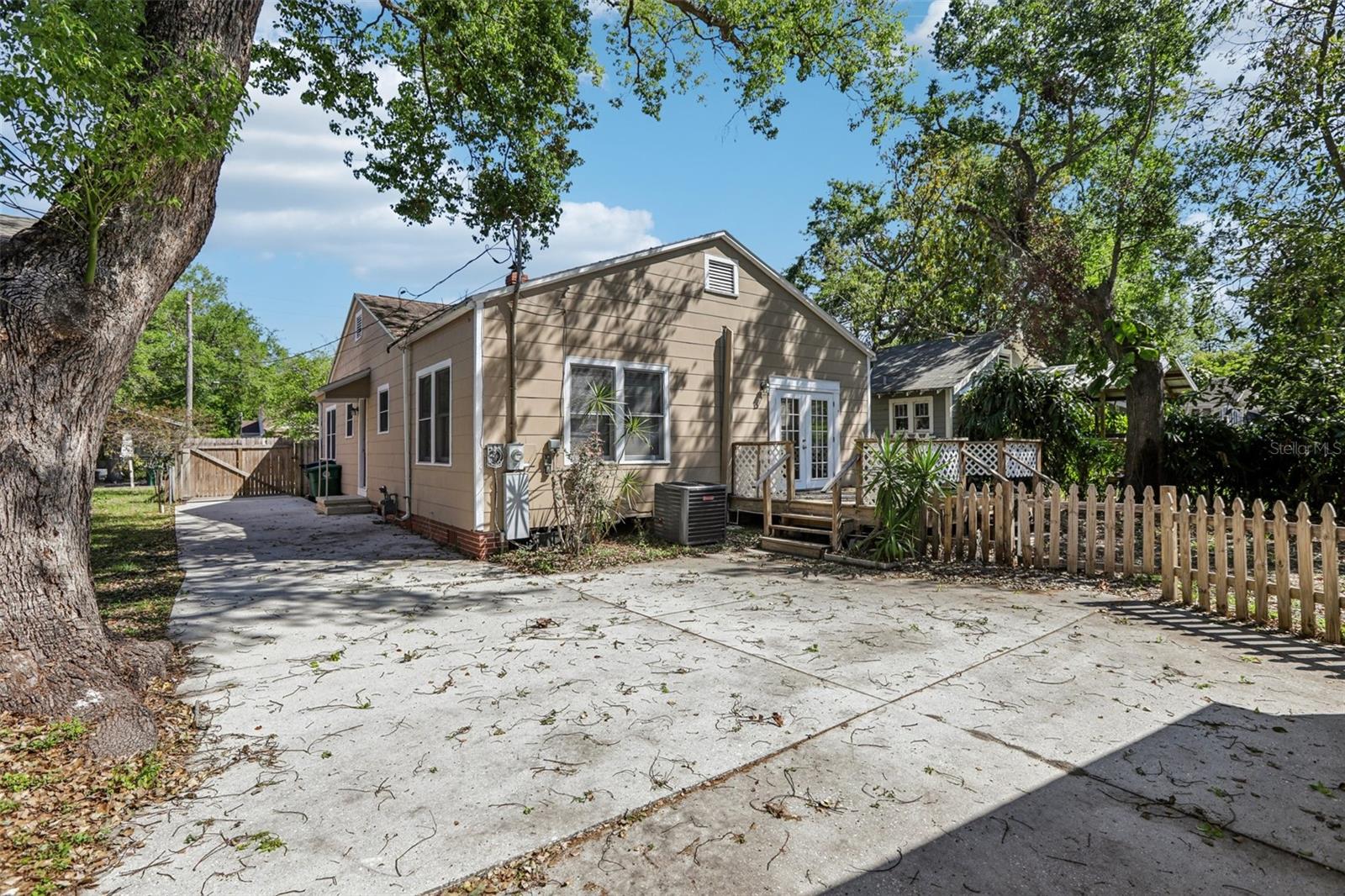 933 E SHADOWLAWN AVE, TAMPA, FL, 33603