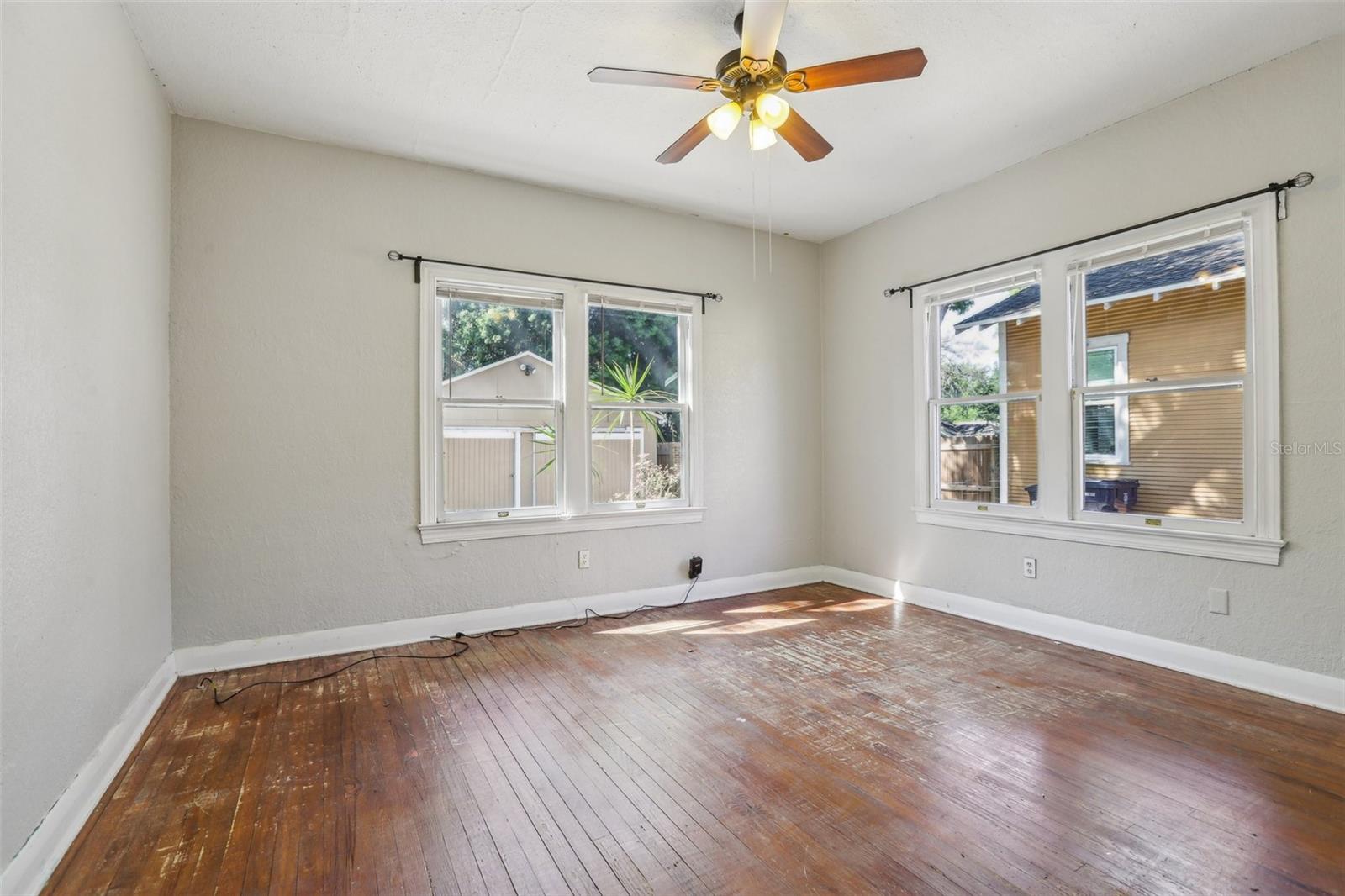 933 E SHADOWLAWN AVE, TAMPA, FL, 33603