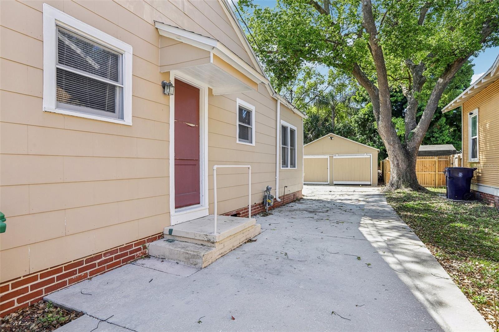 933 E SHADOWLAWN AVE, TAMPA, FL, 33603