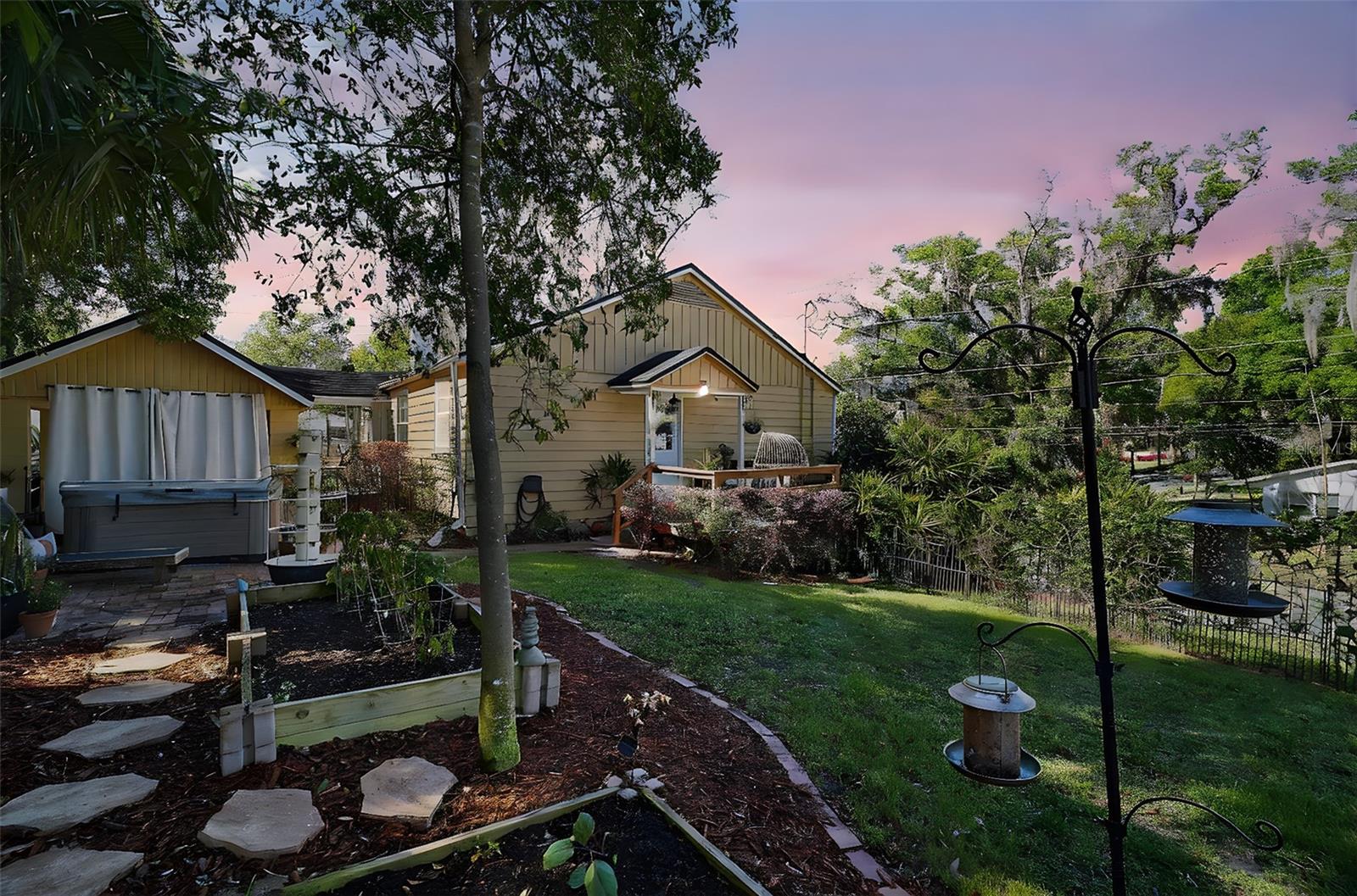 102 N CLAYTON ST N, MOUNT DORA, FL, 32757