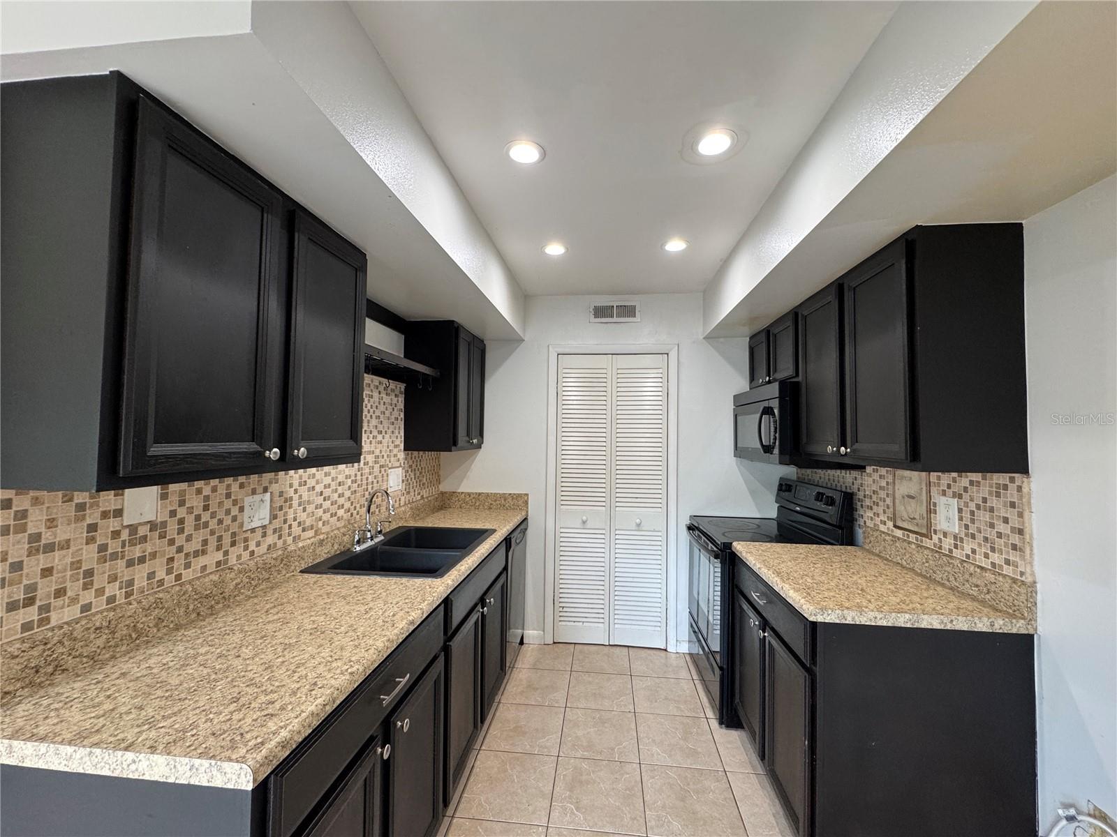 9025 PEBBLE CREEK DR, TAMPA, FL, 33647