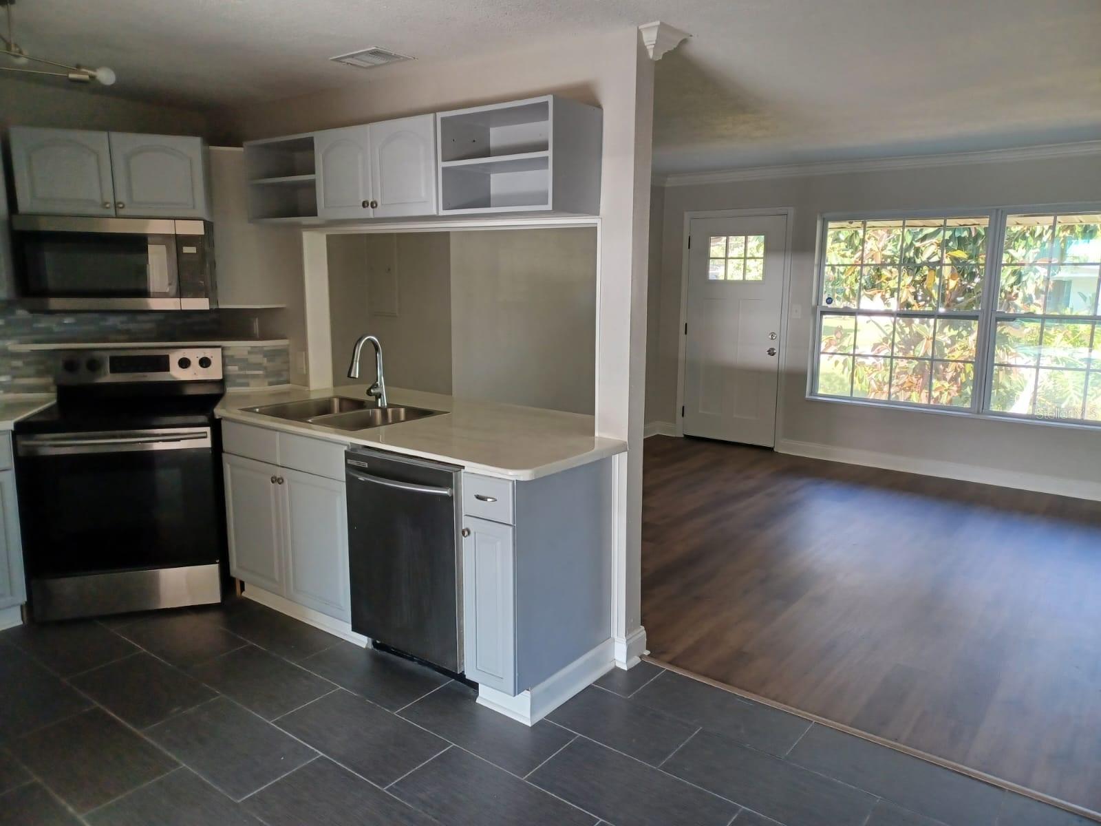 11308 N OAKLEAF AVE, TAMPA, FL, 33612