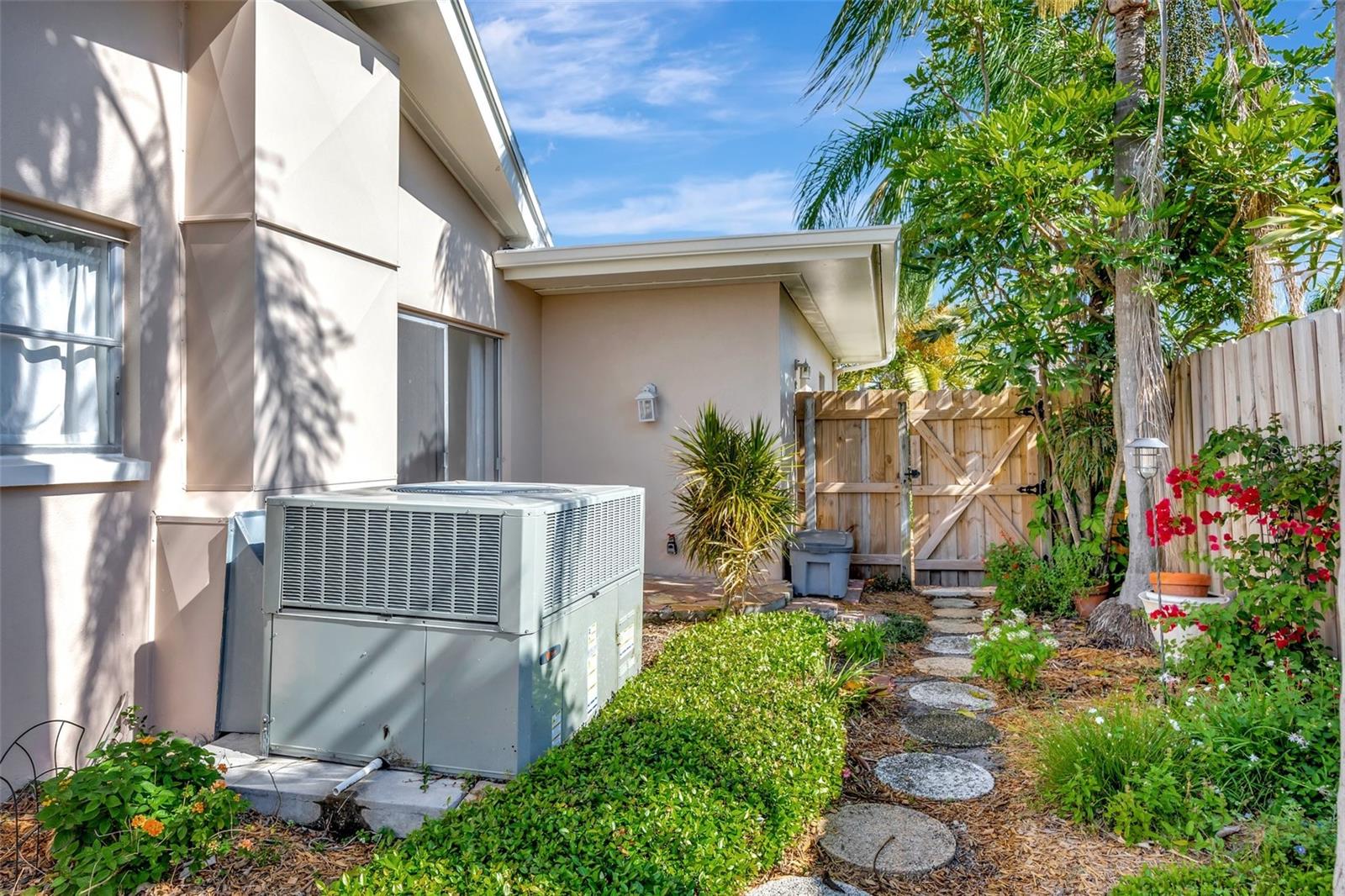 13850 SUNSET DR, LARGO, FL, 33774