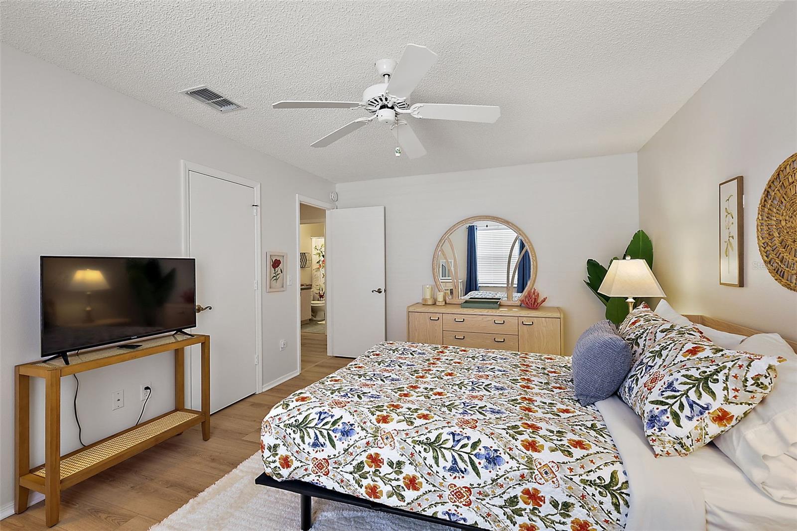 2113 ESCOBAR AVE, LADY LAKE, FL, 32159