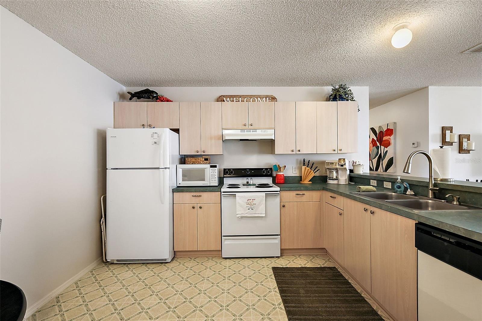 2113 ESCOBAR AVE, LADY LAKE, FL, 32159