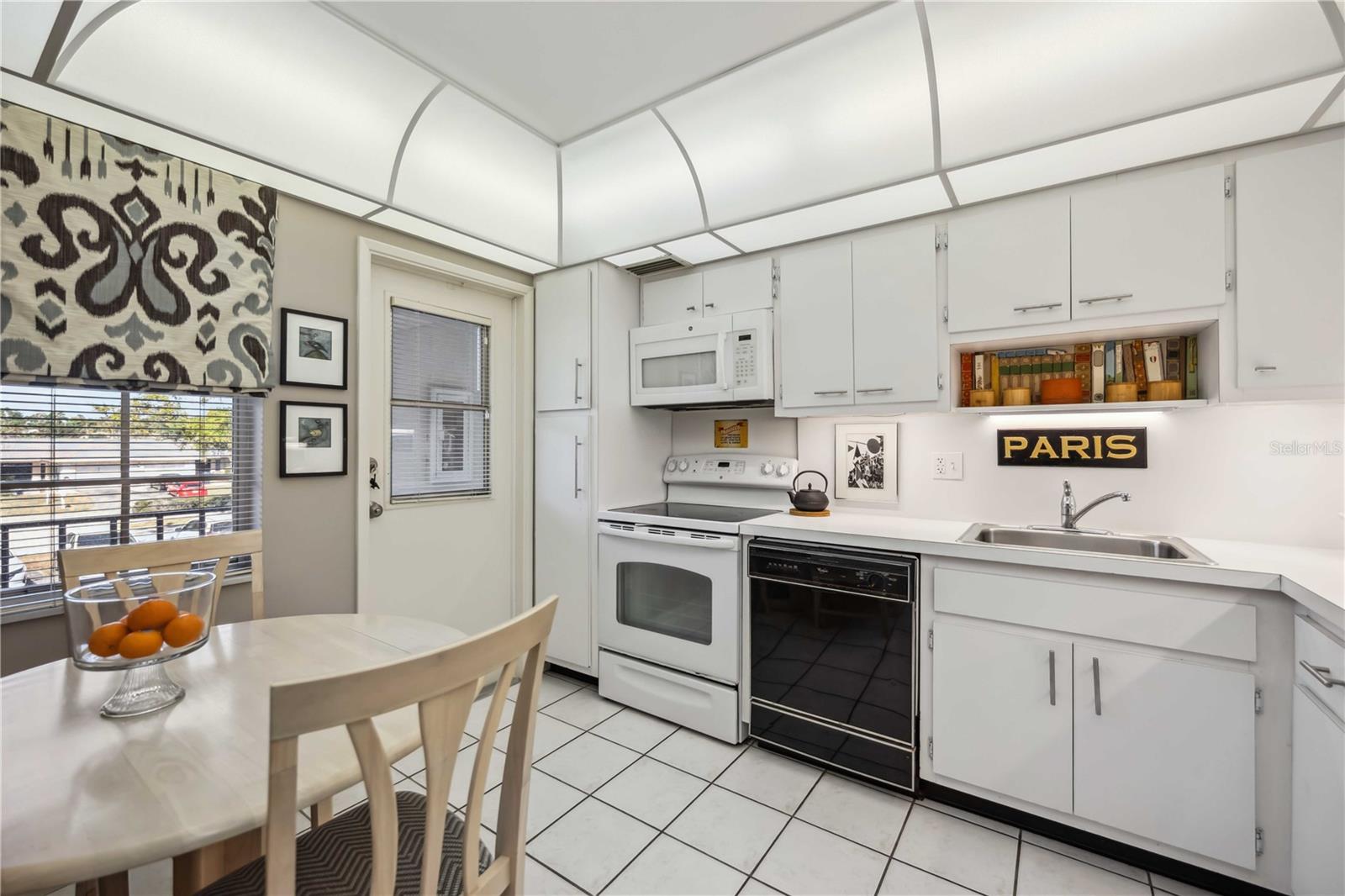 7461 W COUNTRY CLUB DR N #207, SARASOTA, FL, 34243