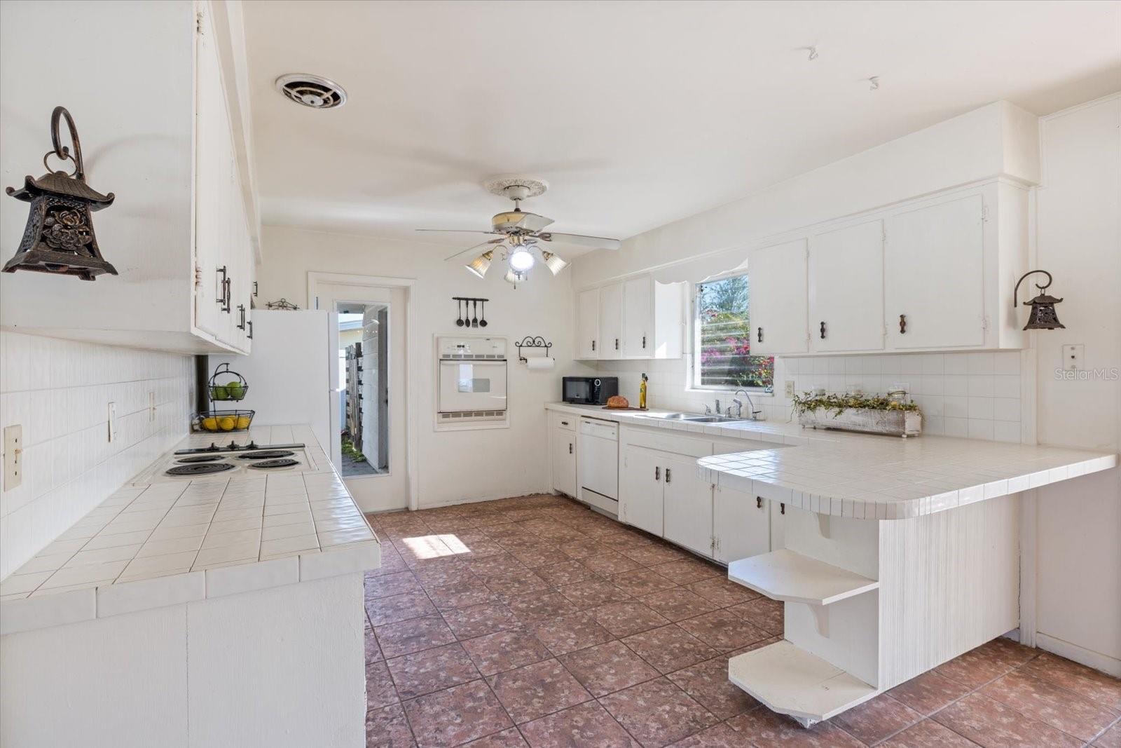 2121 CLEMATIS CT, SARASOTA, FL, 34239