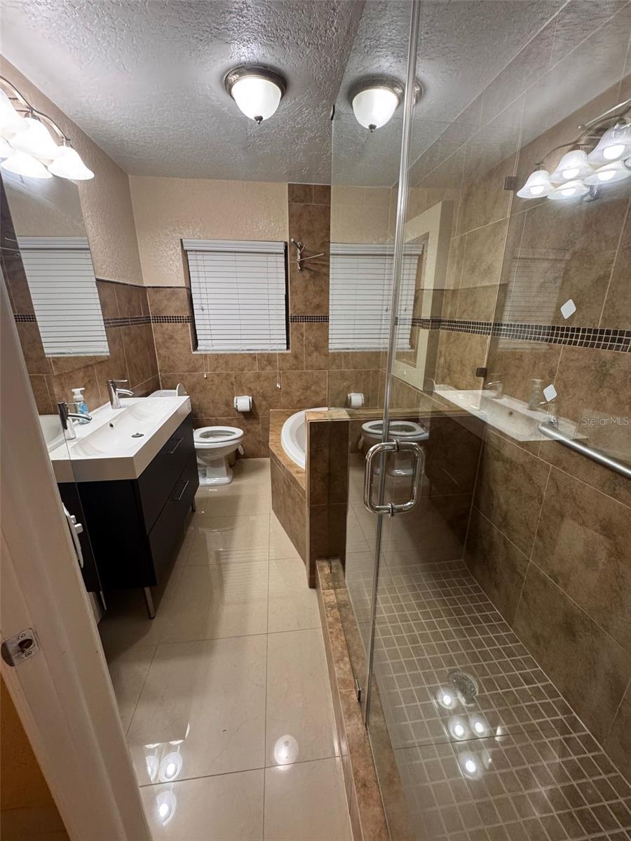 10236 N VALLE DR, TAMPA, FL, 33612