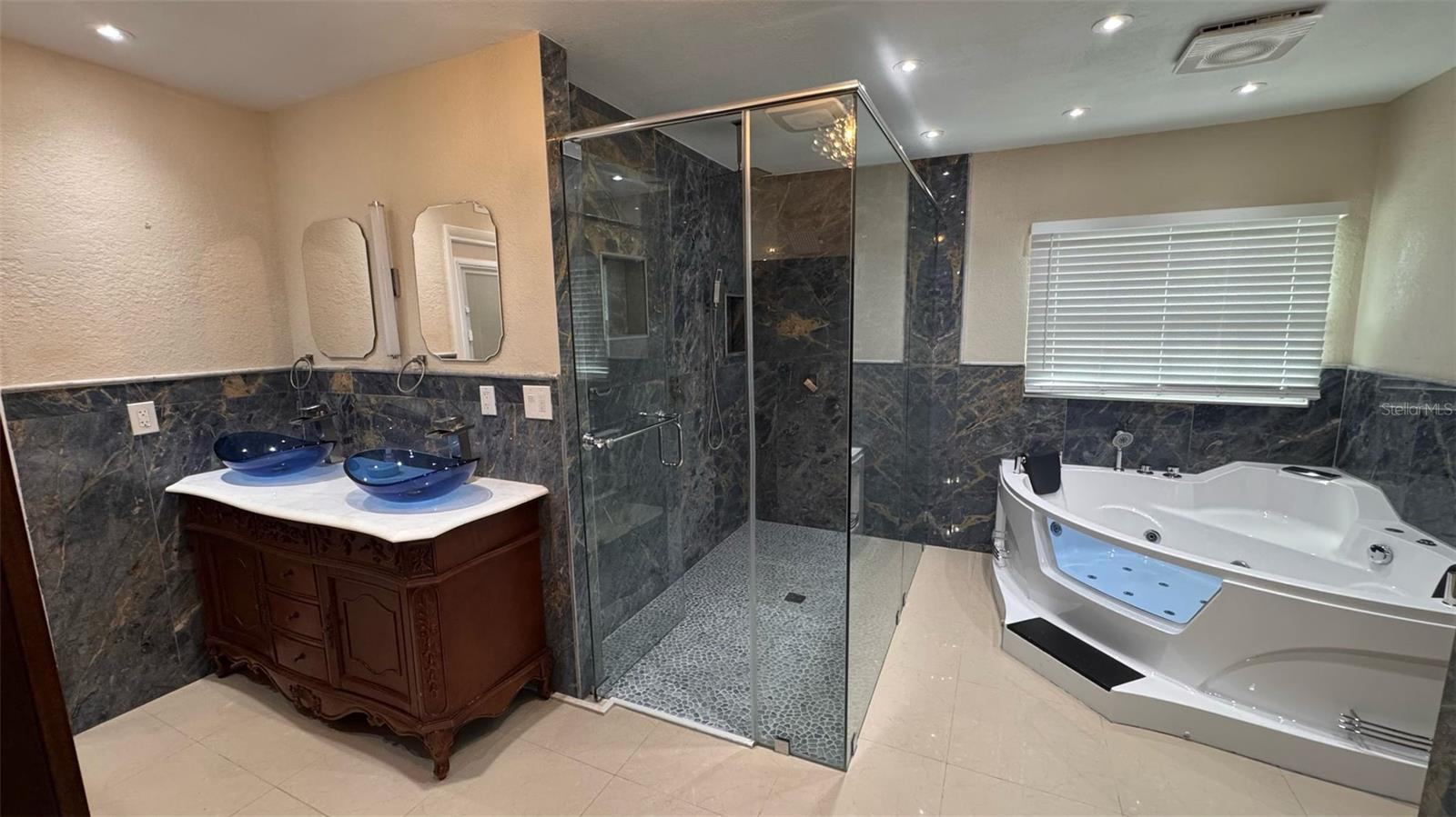 10236 N VALLE DR, TAMPA, FL, 33612