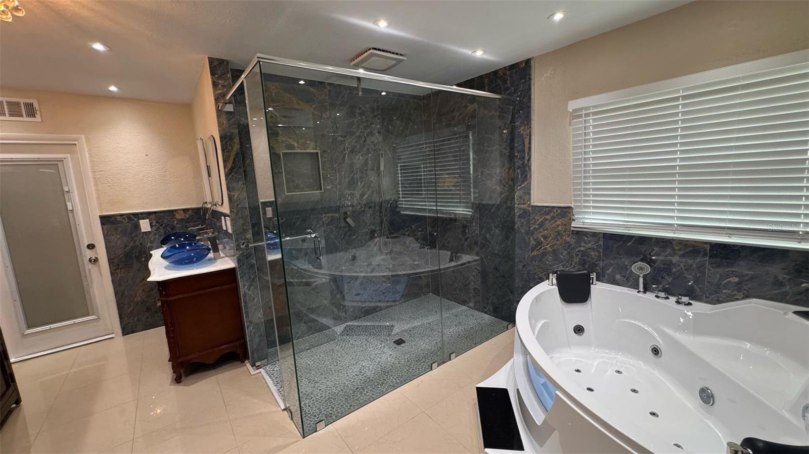10236 N VALLE DR, TAMPA, FL, 33612