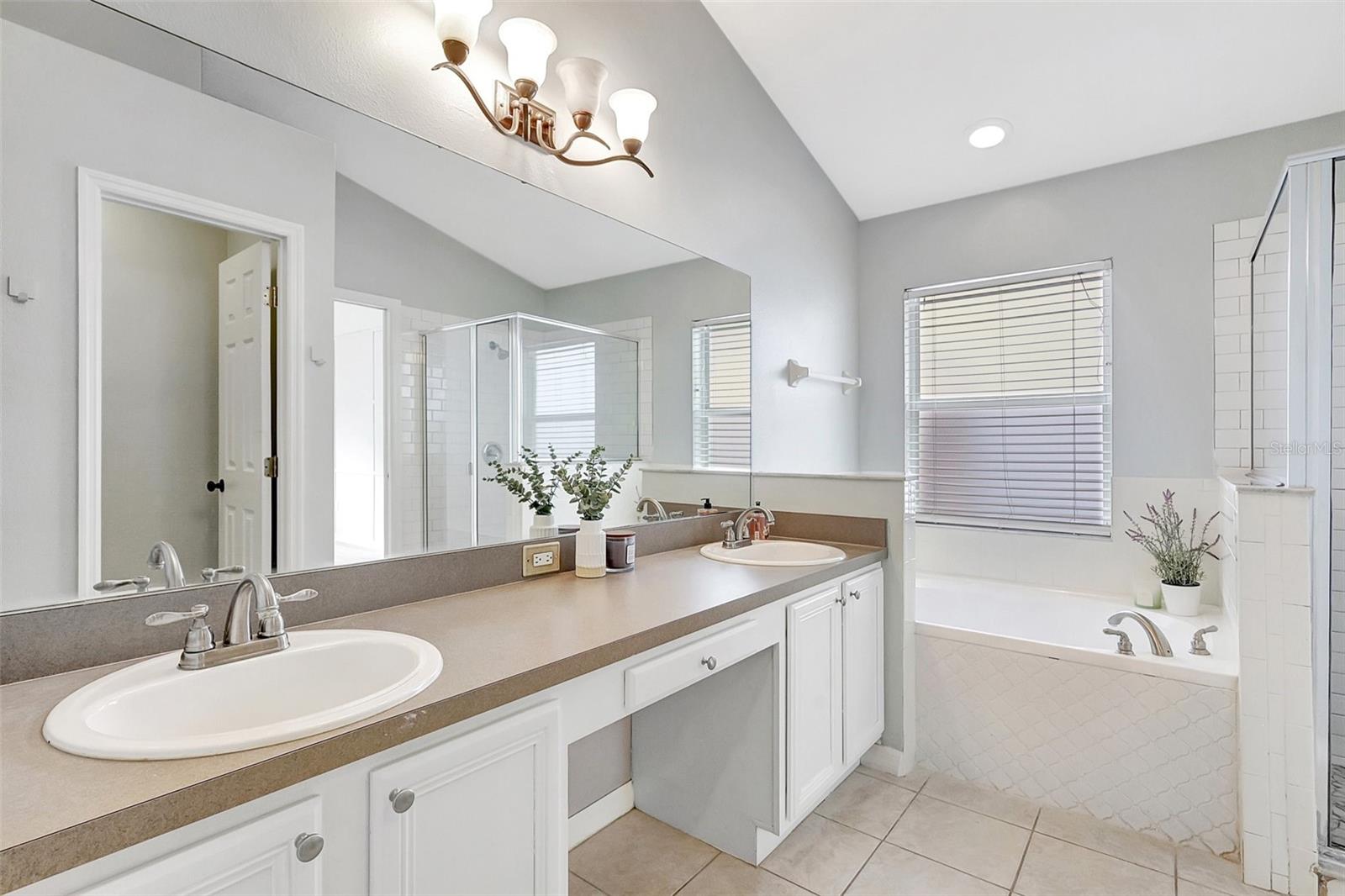 5716 HAWKLAKE RD, LITHIA, FL, 33547