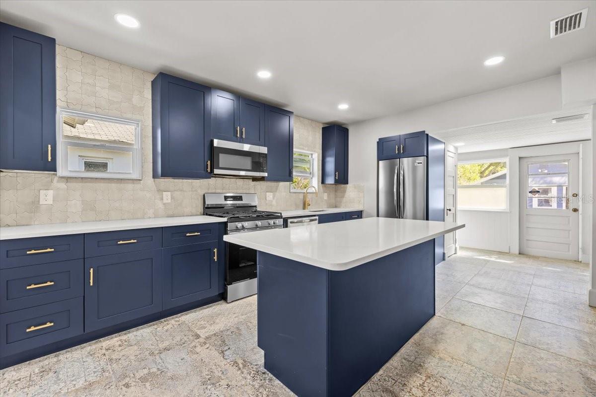 1115 CRESCENT LAKE DR N, ST PETERSBURG, FL, 33701