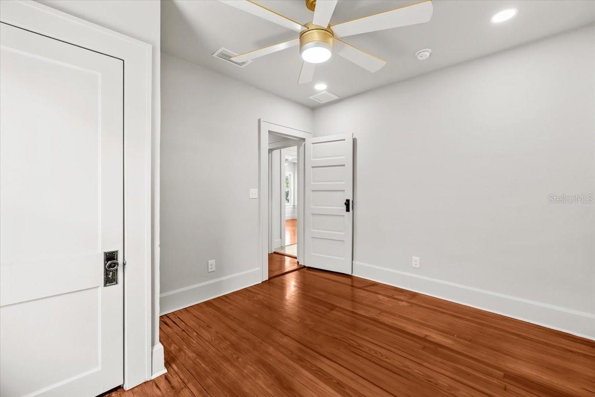 1115 CRESCENT LAKE DR N, ST PETERSBURG, FL, 33701