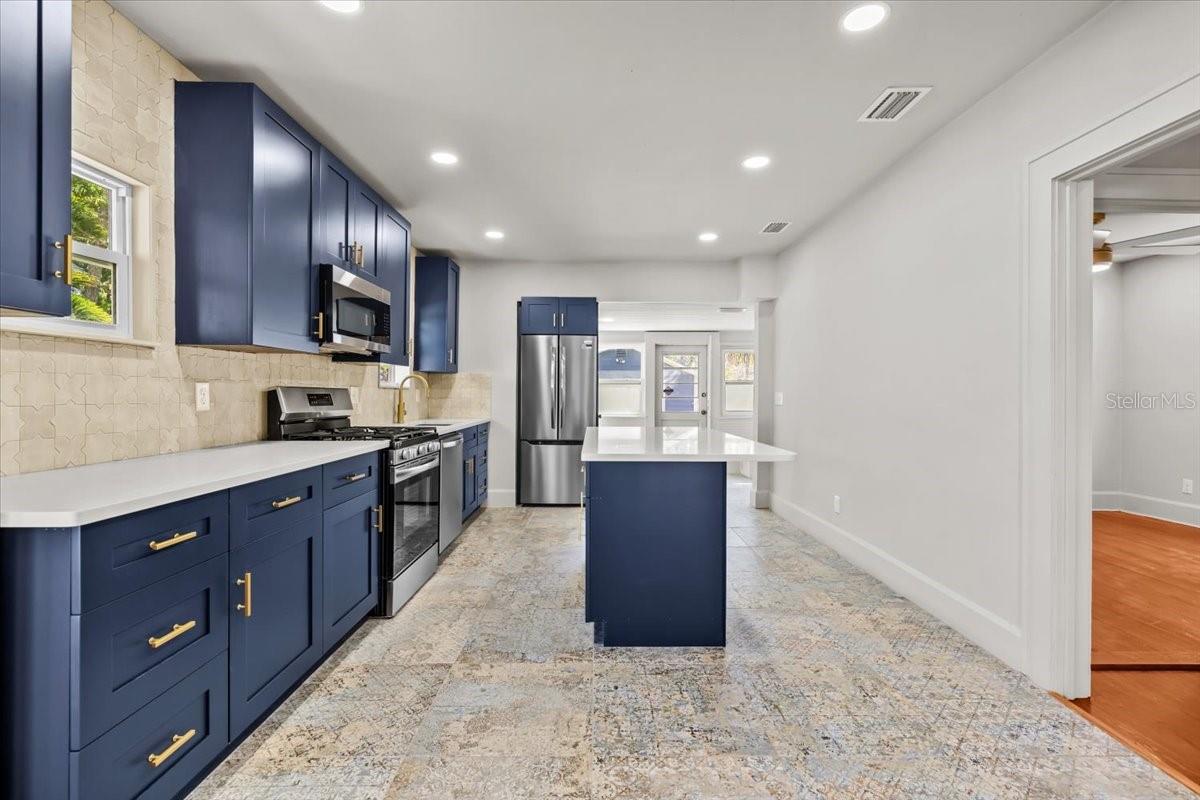 1115 CRESCENT LAKE DR N, ST PETERSBURG, FL, 33701