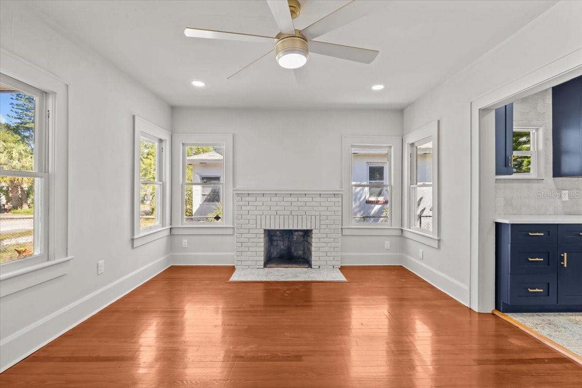 1115 CRESCENT LAKE DR N, ST PETERSBURG, FL, 33701