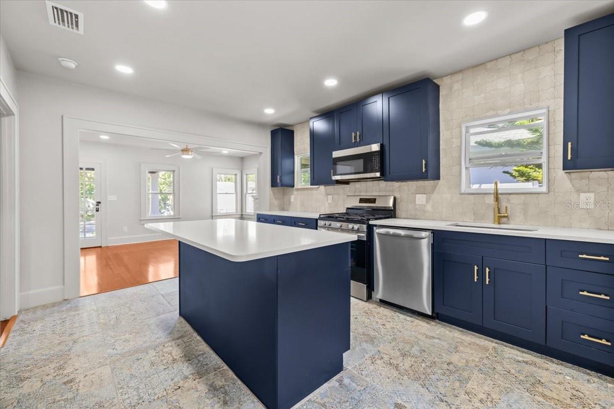 1115 CRESCENT LAKE DR N, ST PETERSBURG, FL, 33701