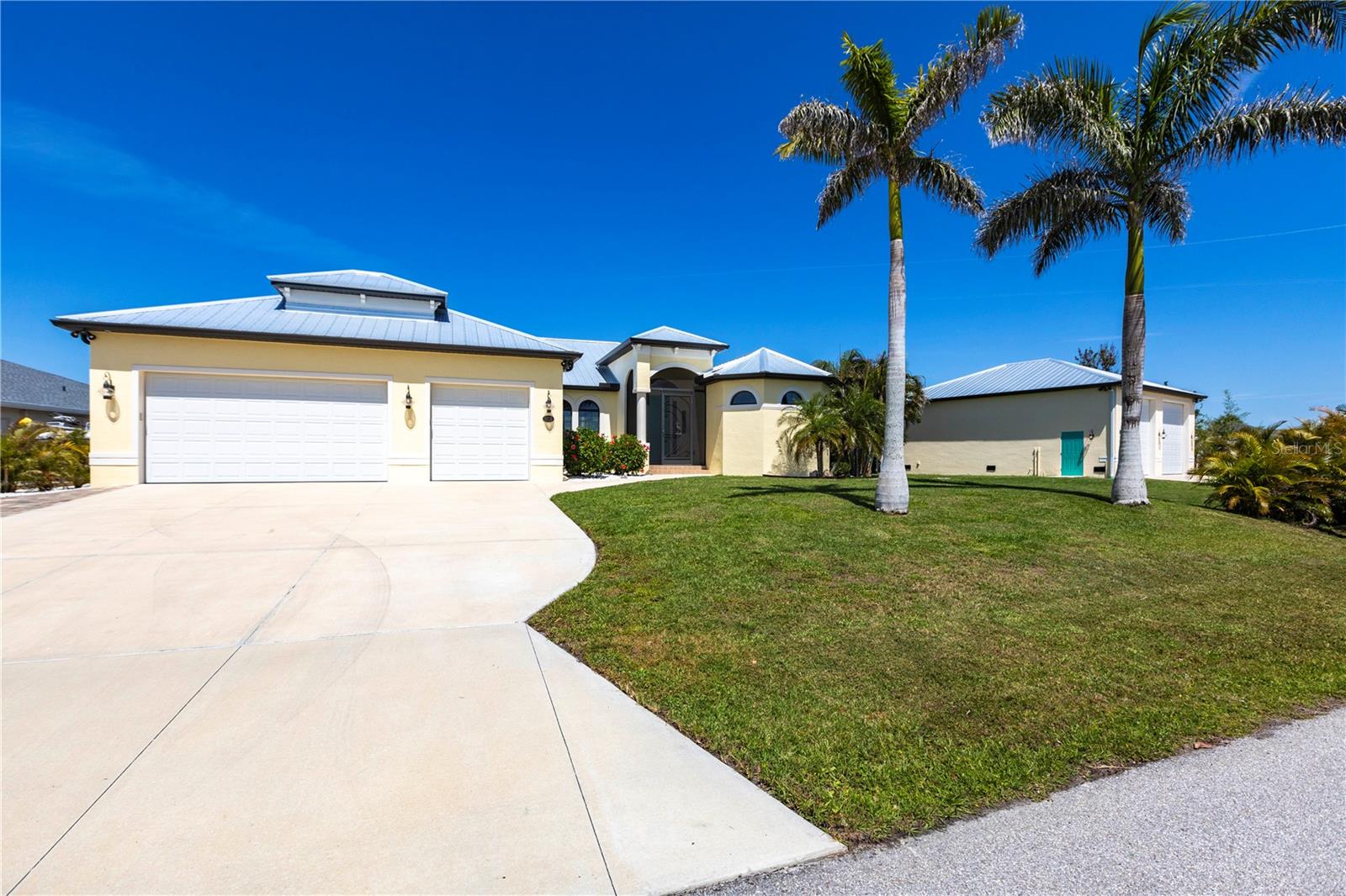 3215 PEACE RIVER DR, PUNTA GORDA, FL, 33983