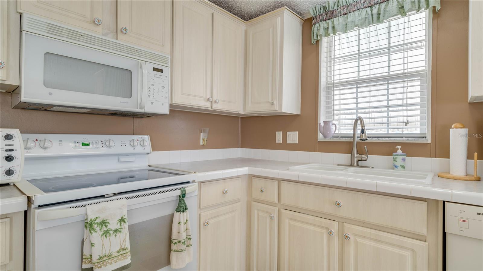 137 AMBLE DR, NORTH FORT MYERS, FL, 33903