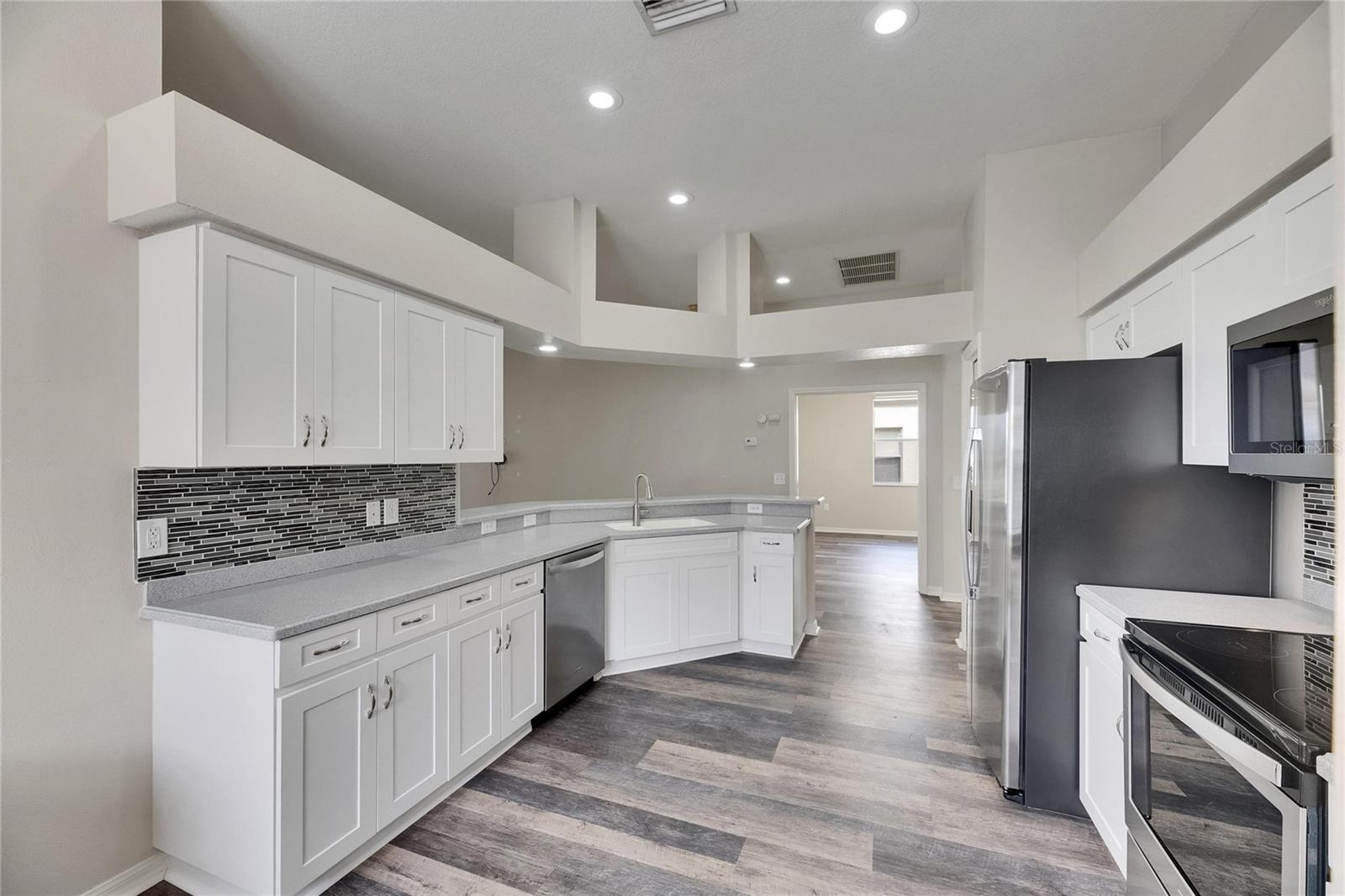 6803 RUNNER OAK DR, WESLEY CHAPEL, FL, 33545