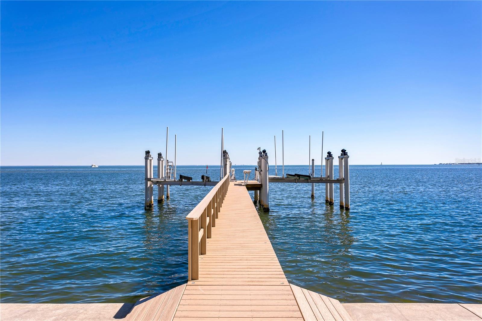 1695 BRIGHTWATERS BLVD NE, ST PETERSBURG, FL, 33704