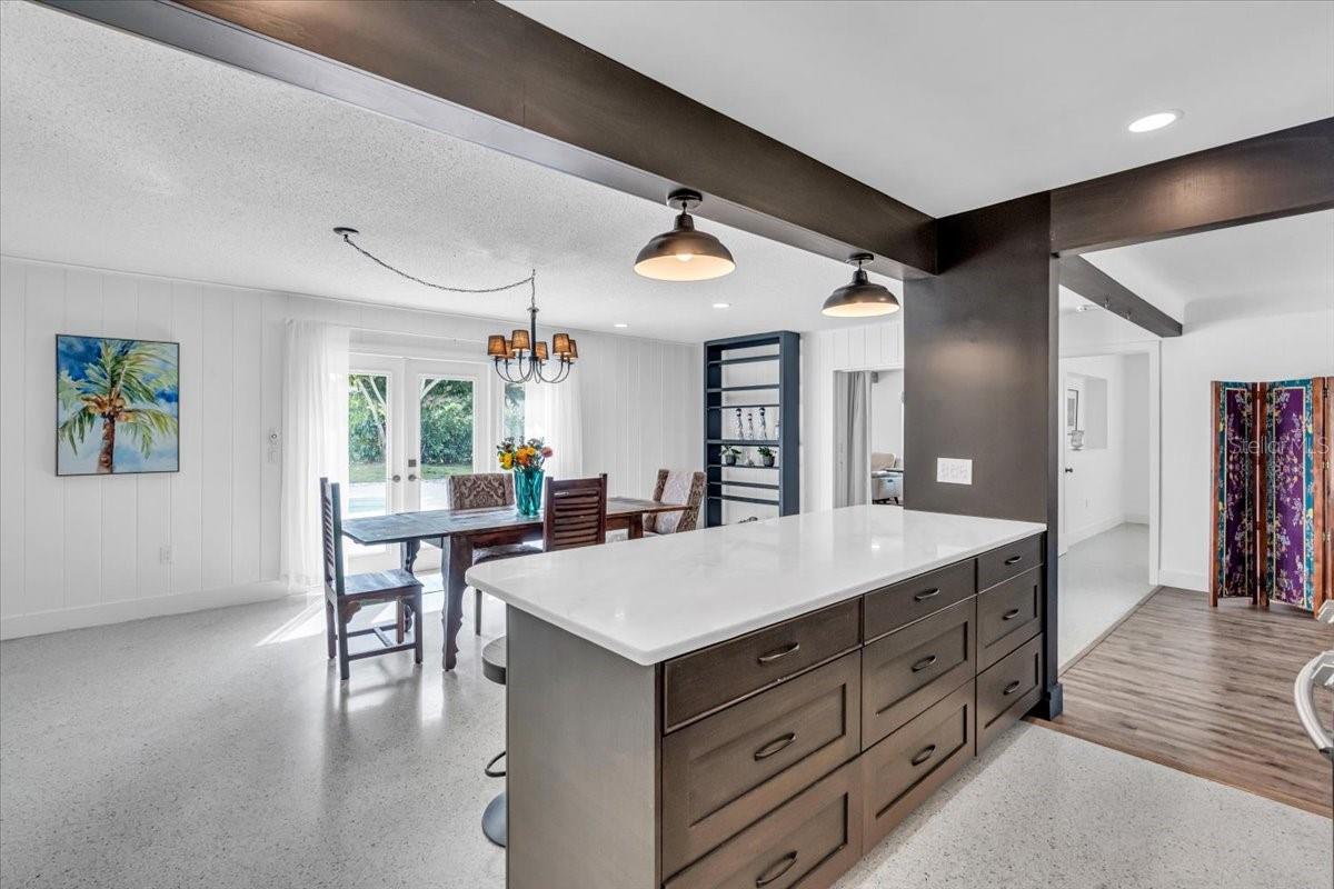 8258 FOREST CIR, SEMINOLE, FL, 33776