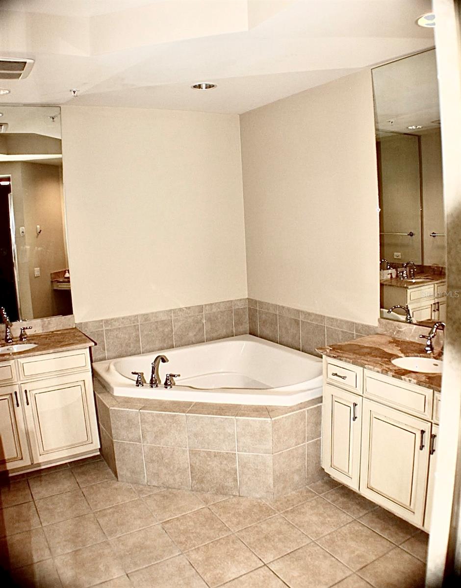 140 RIVIERA DUNES WAY #304, PALMETTO, FL, 34221