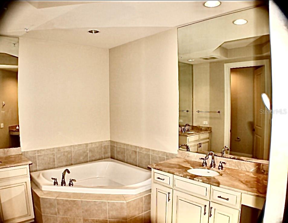 140 RIVIERA DUNES WAY #304, PALMETTO, FL, 34221