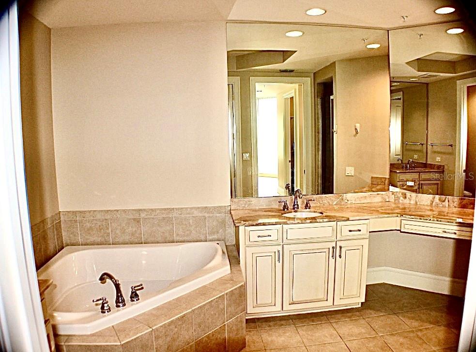 140 RIVIERA DUNES WAY #304, PALMETTO, FL, 34221
