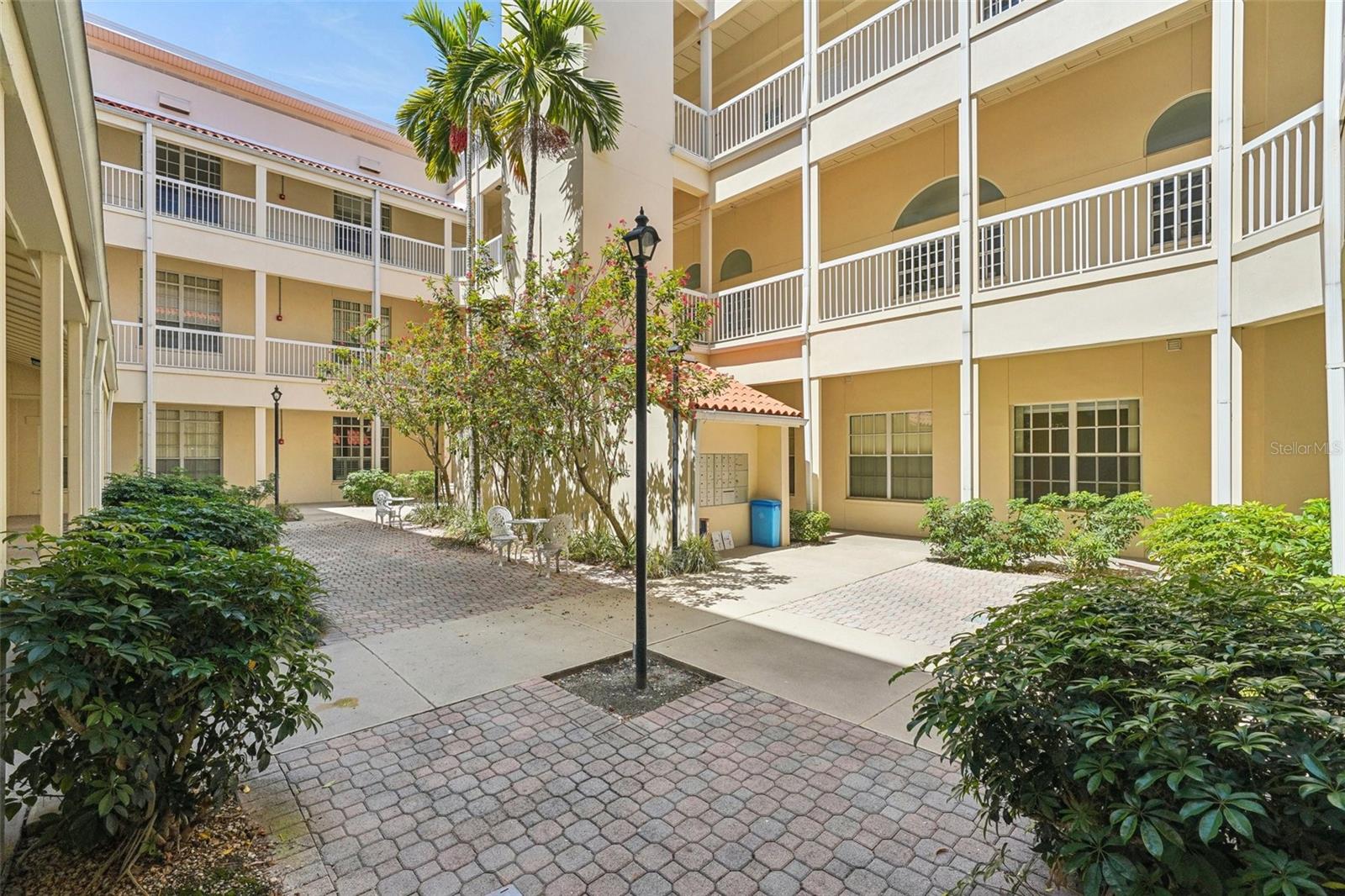 701 MIRROR LAKE DR N #100, ST PETERSBURG, FL, 33701