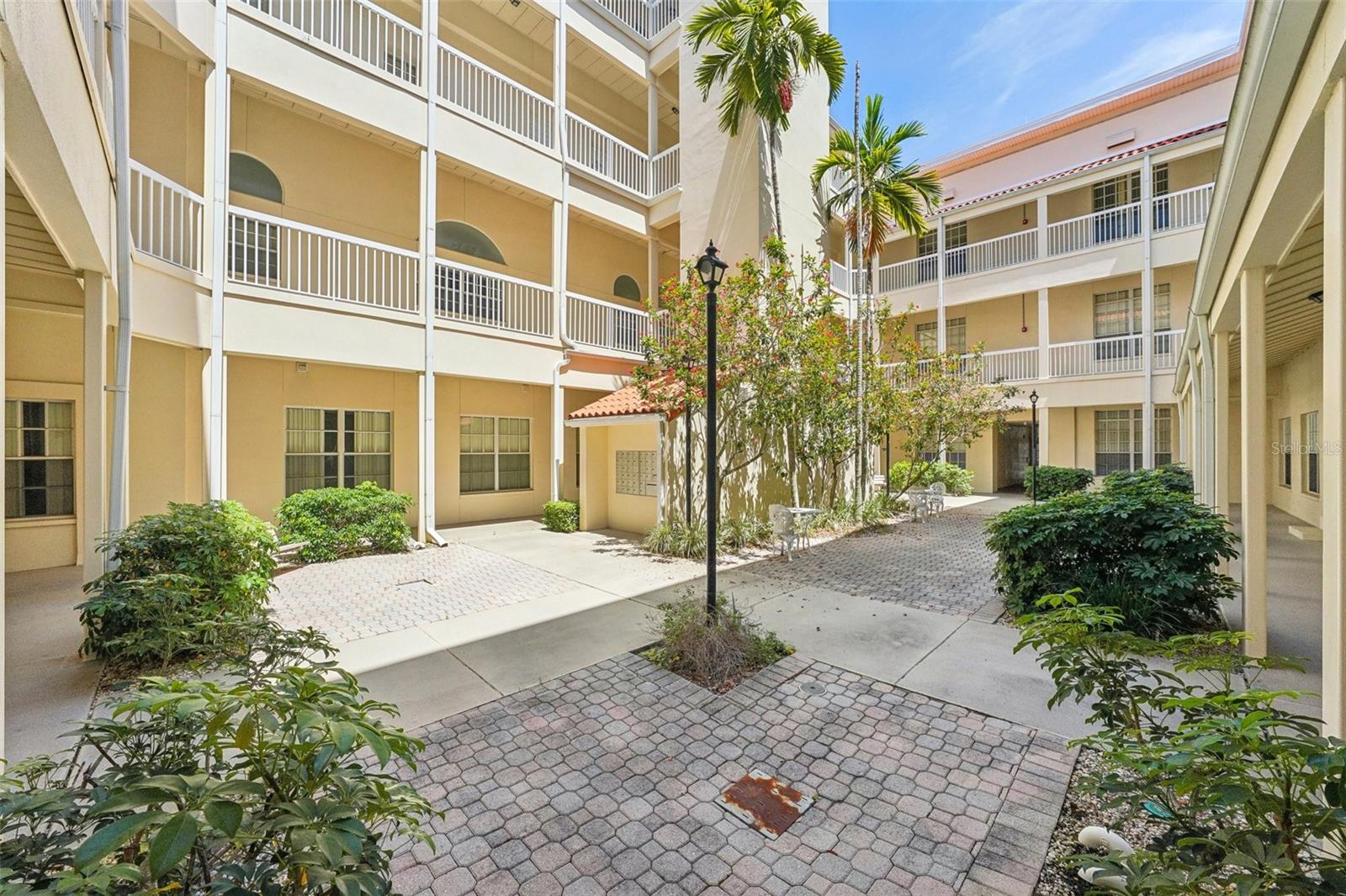 701 MIRROR LAKE DR N #100, ST PETERSBURG, FL, 33701